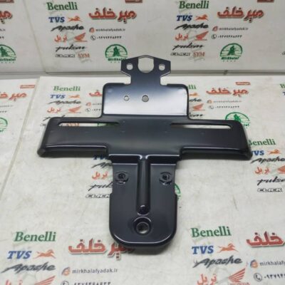 تسمه ورق پلاک روی بچه گلگیر (قاب کاور فلاپ جاپلاکی) شلگیر بالای روی تایر (لاستیک) عقب موتور sym گالکسی na اصلی