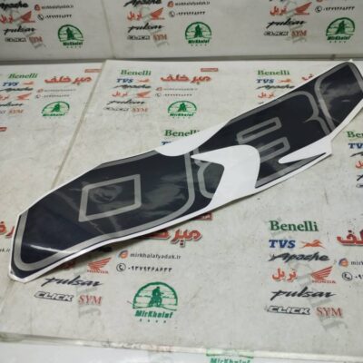 ارم (برچسب) 180 روی اسپایلر (قاب کاور فلاپ) زیر انجین موتور بنلی 180 اصلی (L)