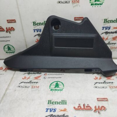 قاب (کاور فلاپ) بغل کوچک بالای براکت روی شاسی موتور بنلی 300 دوسیلندر قدیم و جدید نیوفیس اصلی (سمت چپ)