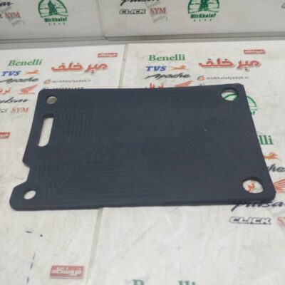 لواشکی زیر زین بالای لاستیک (تایر) روی کمک عقب وسط موتور تریل روان